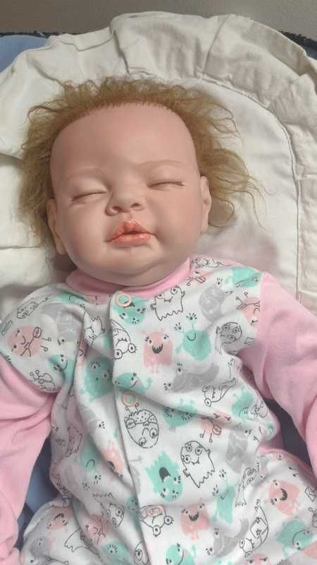 Śpiąca lalka reborn jak niemowlak plus wyprawka