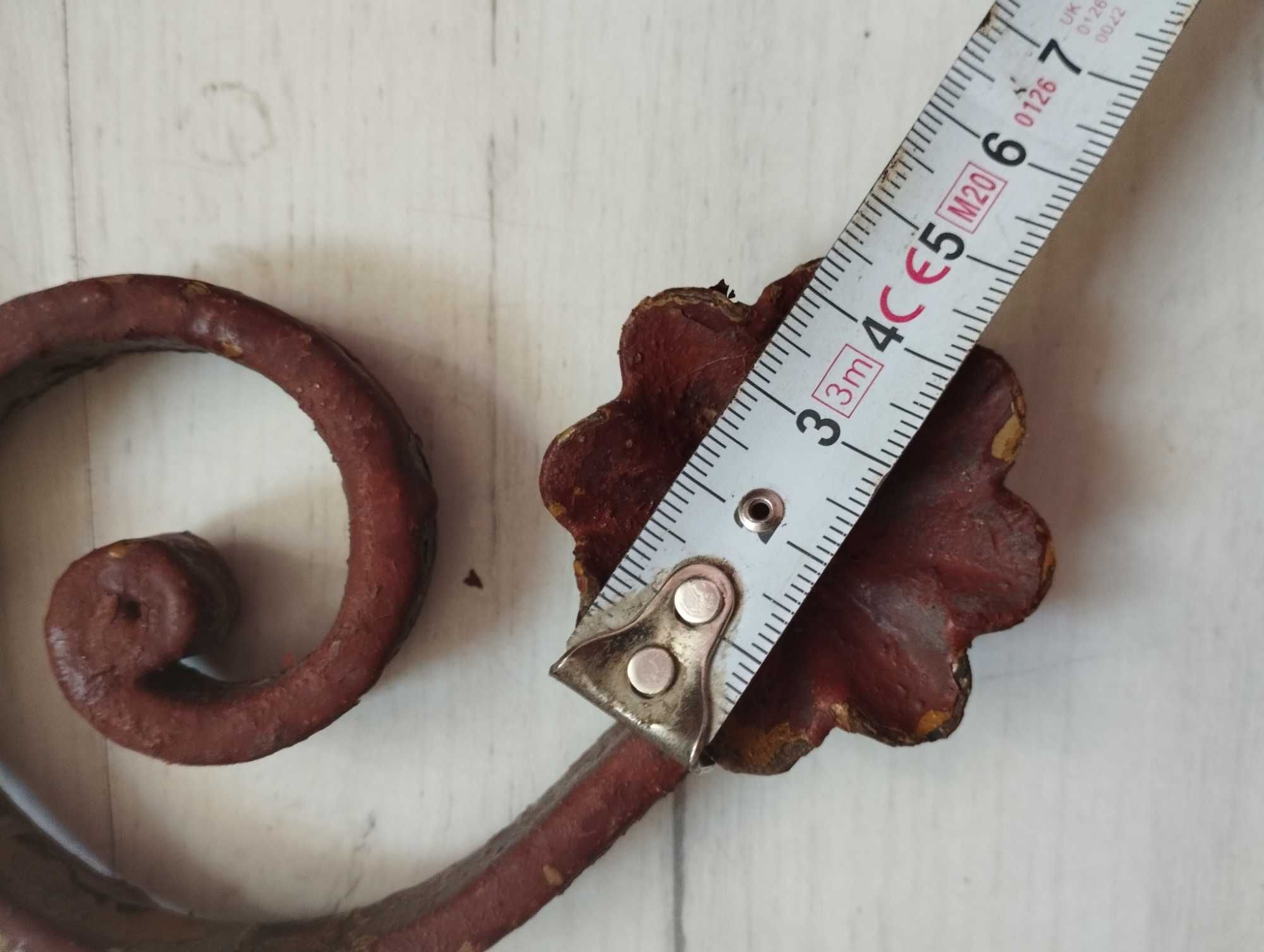 Stare elementów kute metalowe ozdobne