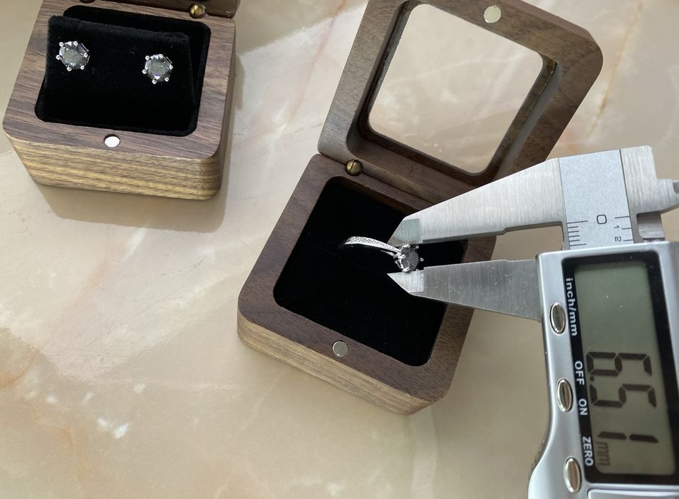 Муасаніт конкурент діамантів сірий сережки кулон колечко муассанит