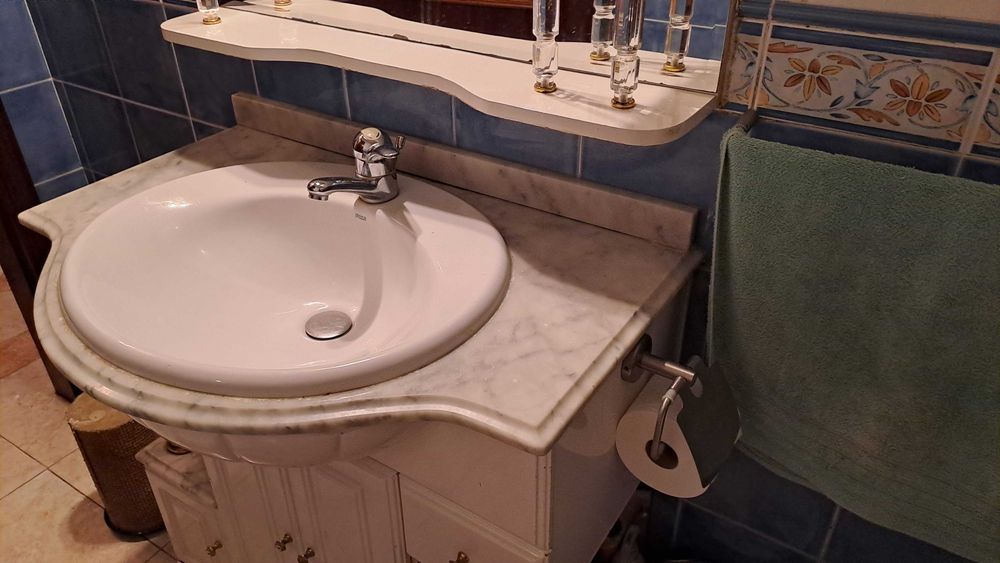 Móvel de casa de balho com espelho