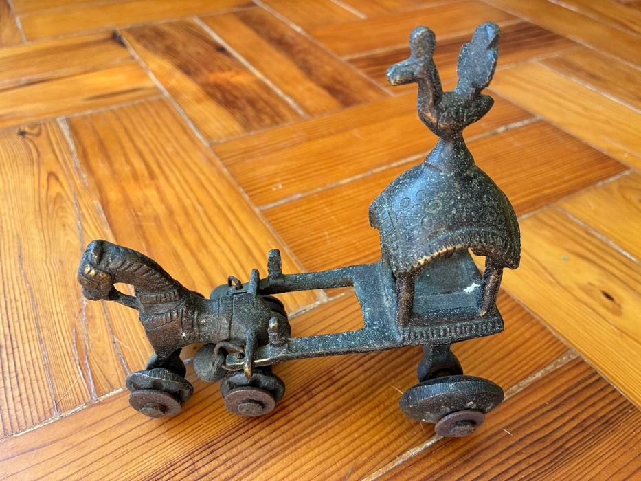 estátua de cavalinho brinquedo a puxar pássaro (decoração)