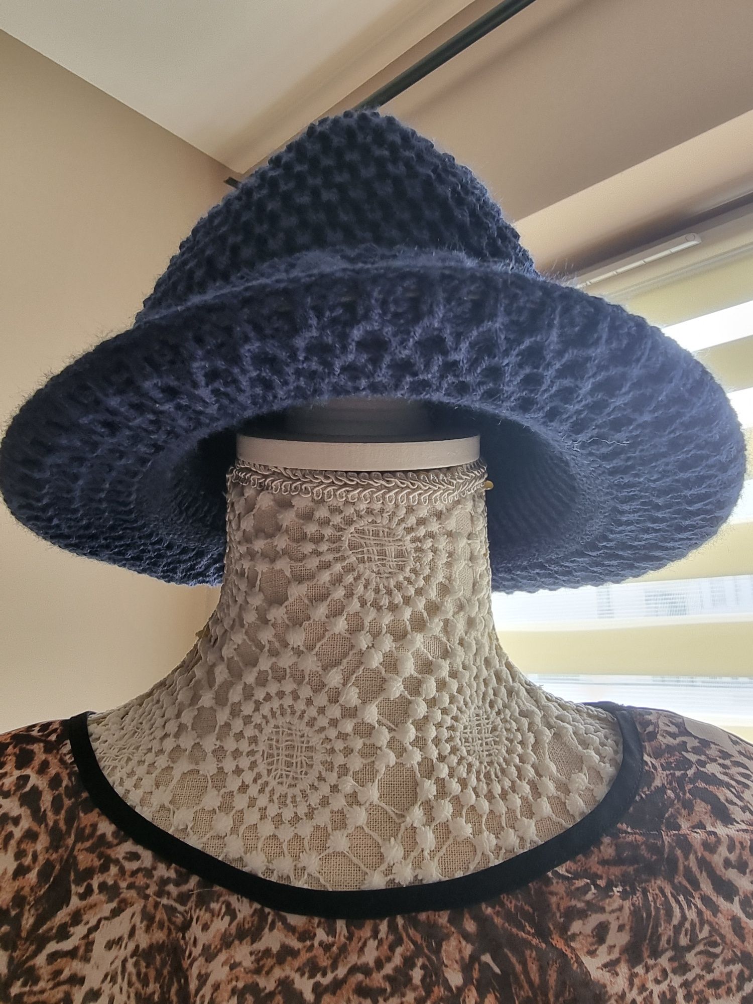 Granatowa czapka kapelusz