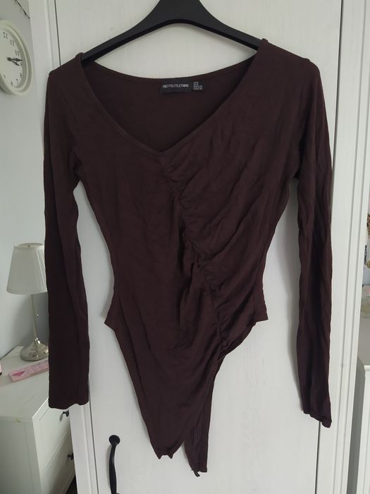 brązowe asymetryczne body z marszczeniem XS S Prettylittlething