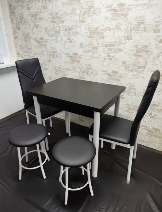 Комплект меблів, стільці, табурети і стіл розкладний. Комплект для дом