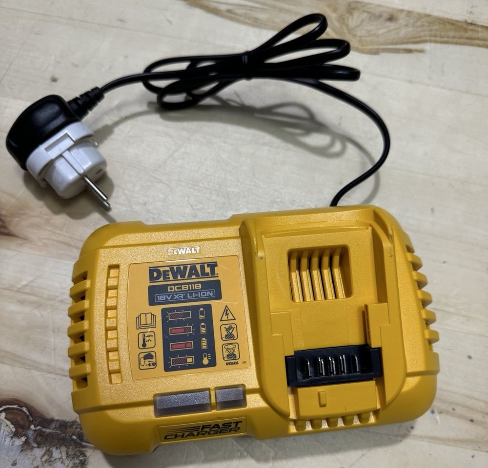 Зарядний пристрій dewalt ОРИГІНАЛ 220V нові девальт DCE1104
