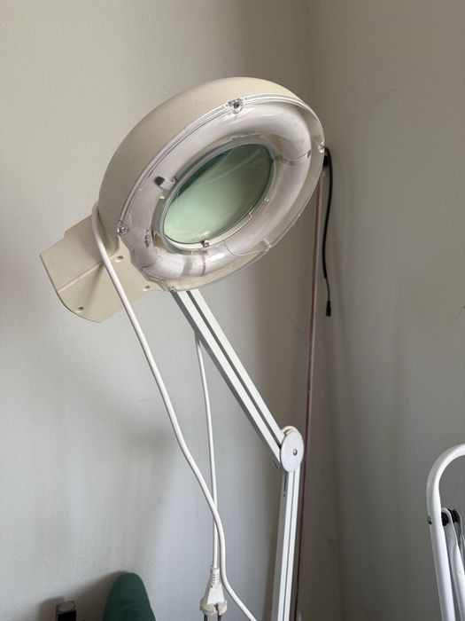 Lampa z lupą do rzes