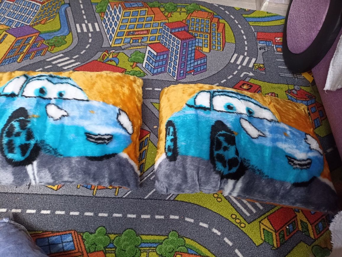 Две мягкие подушечки .