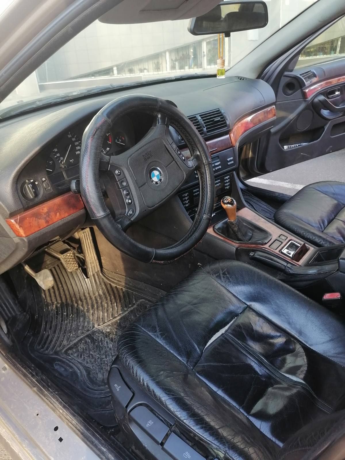 Автомобіль BMW E39 523і.