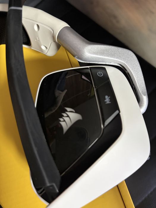 Ігрові бездротові навушники Corsair з підсвідкою