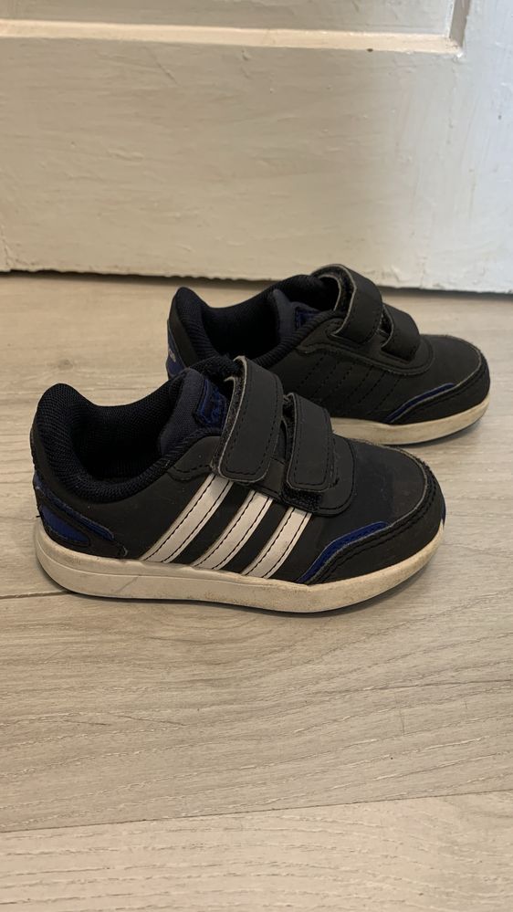 Кросівки adidas на хлопчика 23 розмір