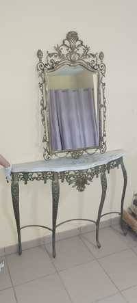 Mesa decorativa antiga com espelho