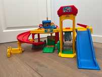 Duży warsztat / serwis aut Fisher Price: 2 ludziki, auto + holownik!