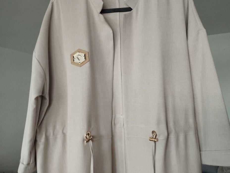 Piękna jasna narzutka damska