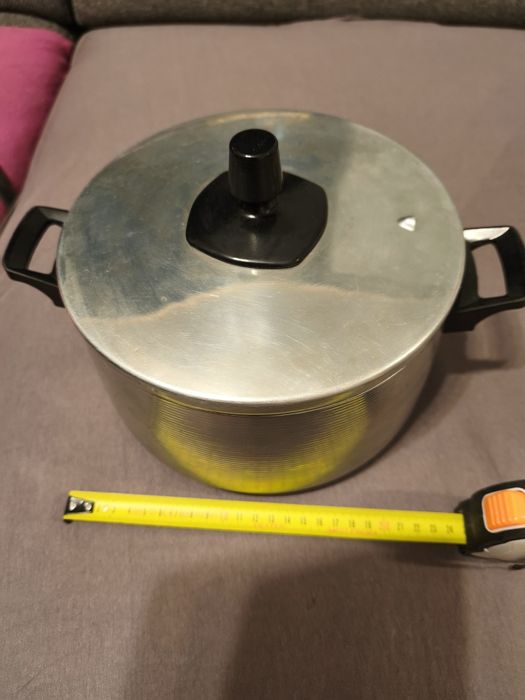 Srebrny garnek aluminiowy