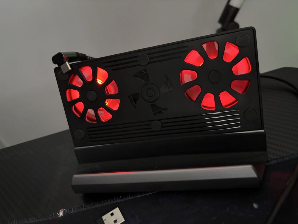 Stacja dokujaca do Steam Deck oraz Lenovo Legion GO