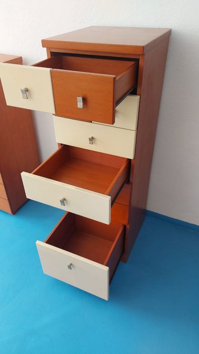 Móvel com gavetas cerejeira e branco