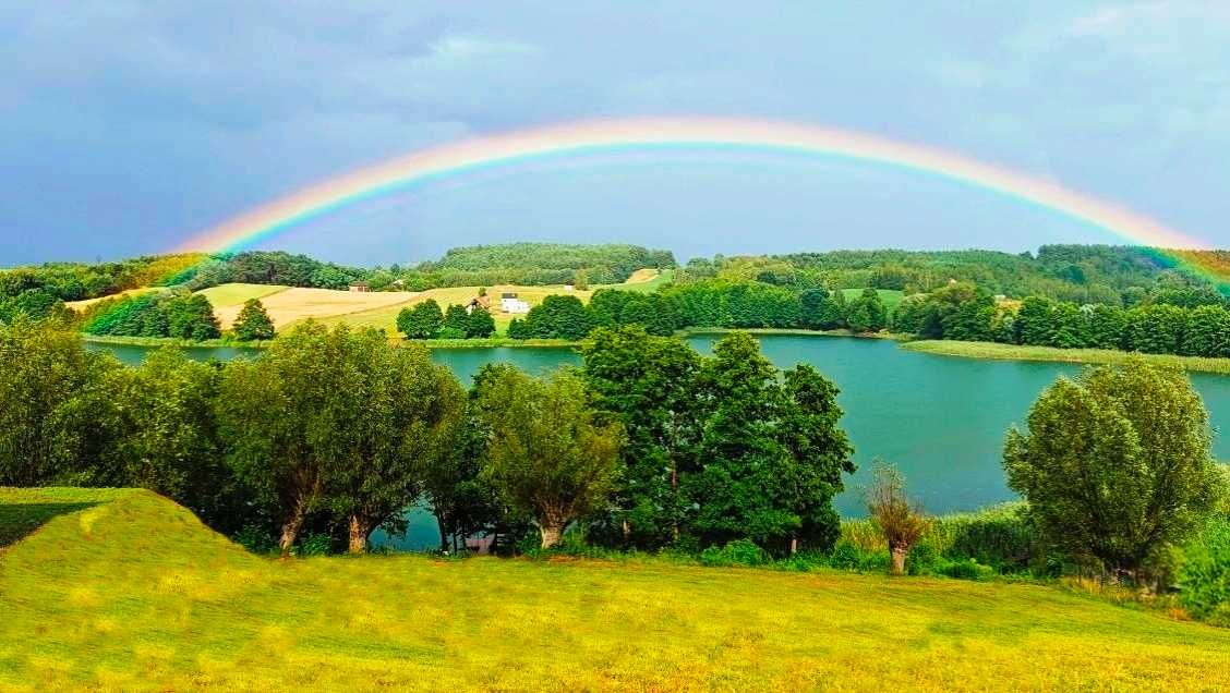 Dom nad jeziorem z linią brzegową - piękny widok na jezioro