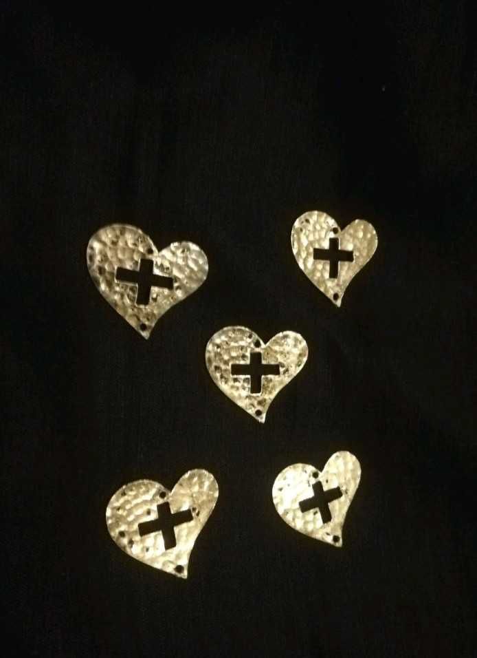 serduszko serce krzyżyk metalowe srebrne blaszane dodatek biżuteria