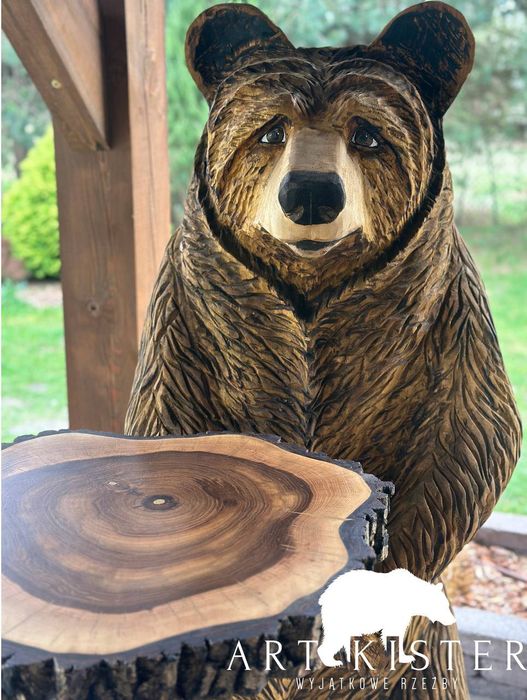 Ręcznie rzeźbiony niedźwiedź z drewna – dekoracja / stolik / unikat