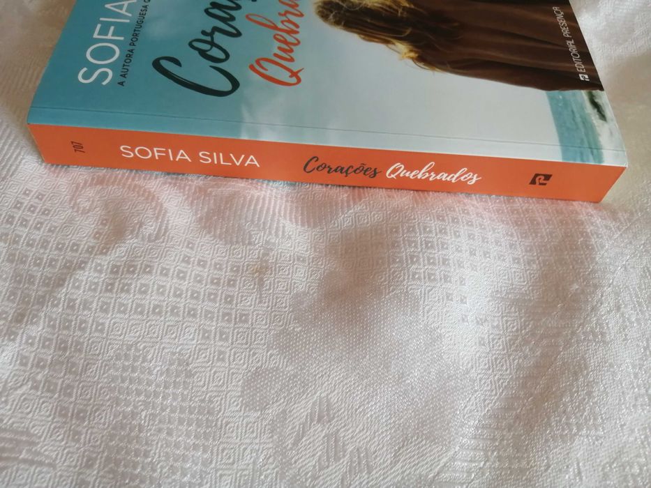 Livro Corações Quebrados de Sofia Silva