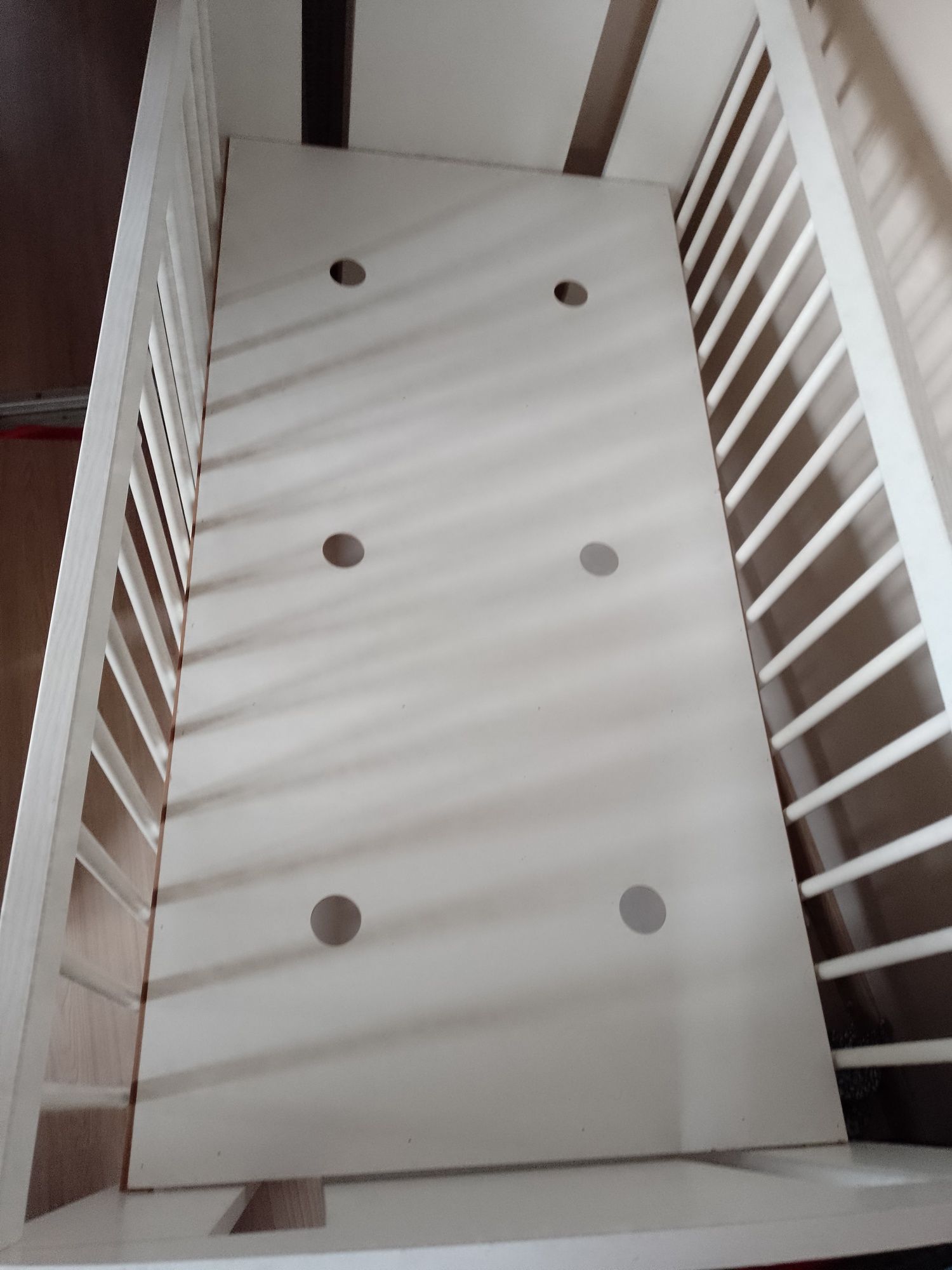 Łóżeczko dziecięce z szufladą, materacem i przewijakiem