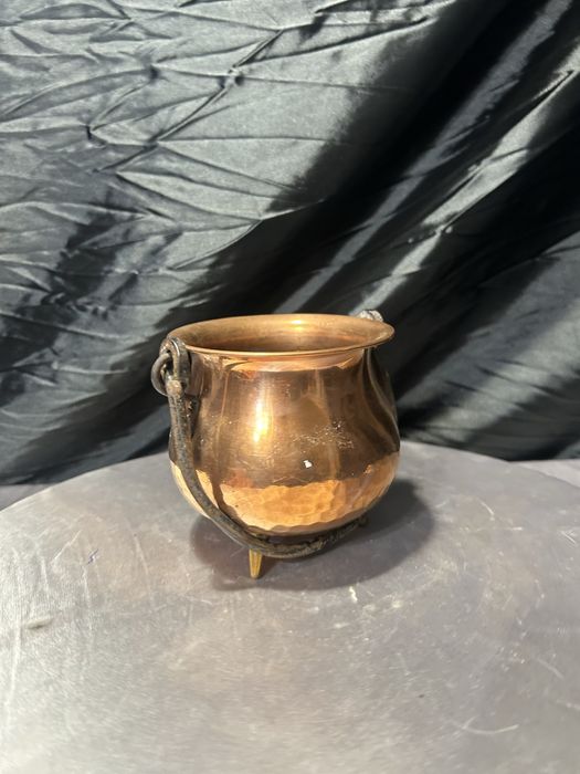 Miedziany kociołek wiedźmy – kwietnik na trzech mosiężnych nóżkach