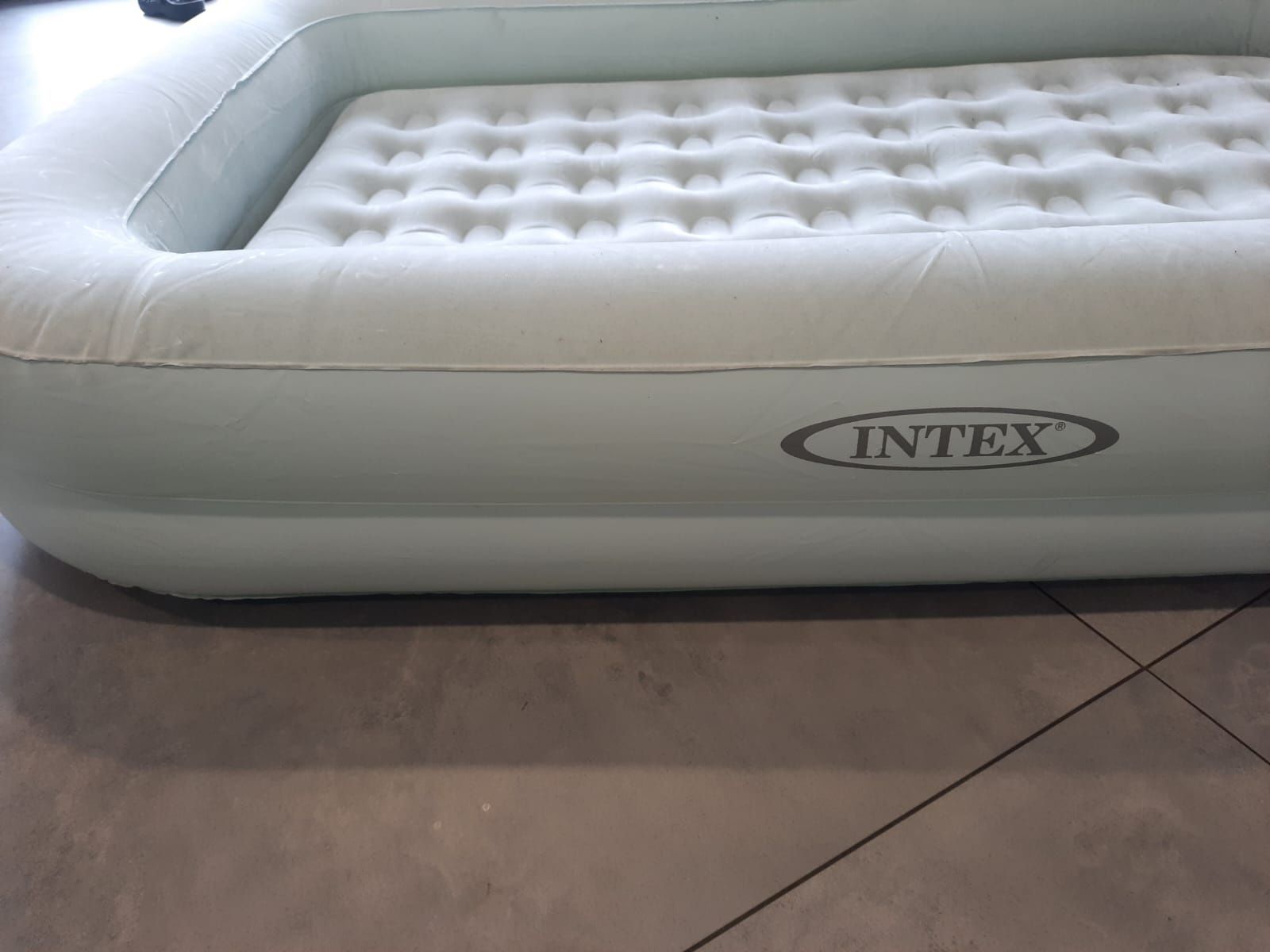 Łóżko dmuchane z ramą dla dzieci INTEX
