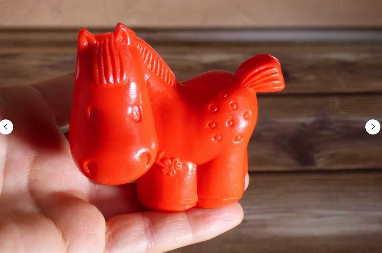 4 пластиковые игрушки СССР, красный львенок, 2 лошадки, мишка желтый