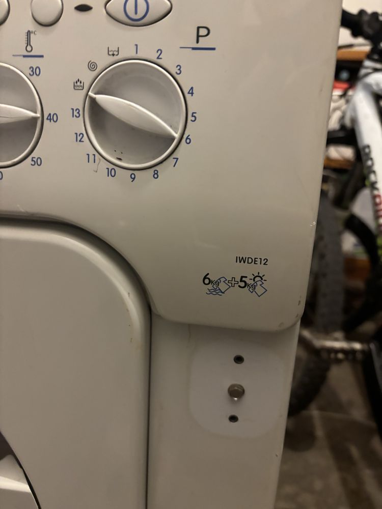 Máquina de Lavar e Secar Roupa - Indesit - Encastre