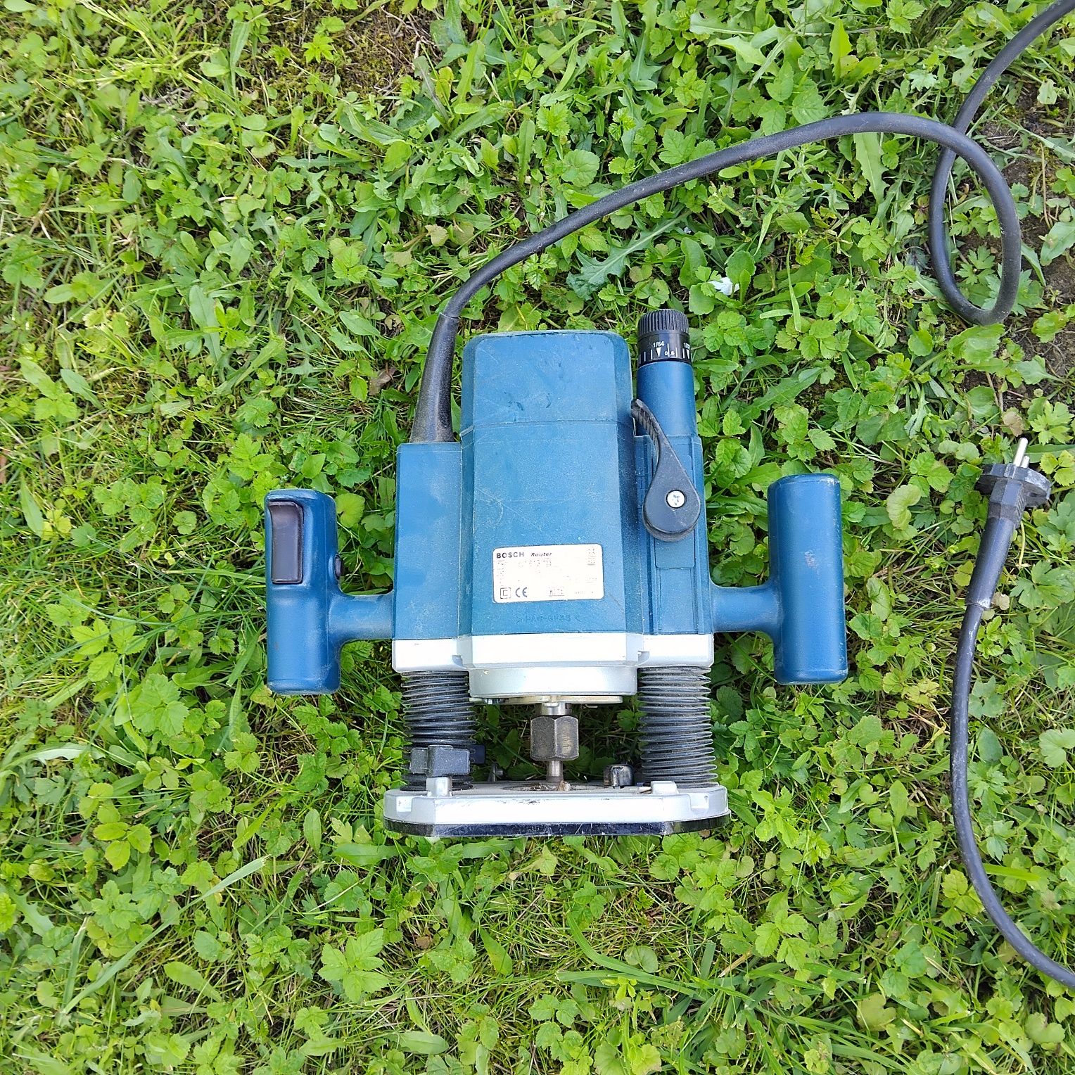Frezarka górnowrzecionowa Bosch GOF 1300 ACE