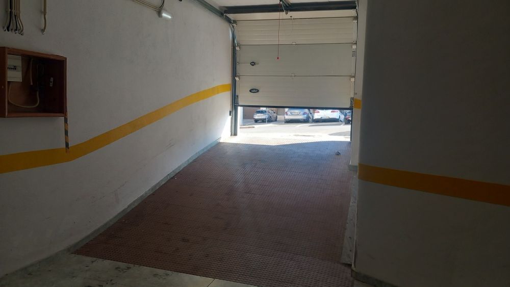 Garagem com luz e tomada