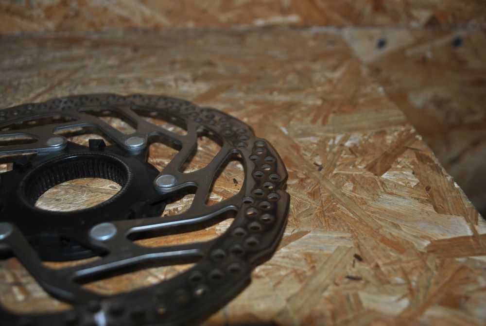 Idealna Tarcza SHIMANO 180mm RT-EM300 E-BIKE CENTERLOCK magnes