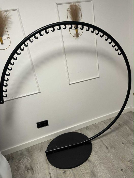 Wieszak sklepowy okrągły półokrągły lofrotwy czarny modny metalowy