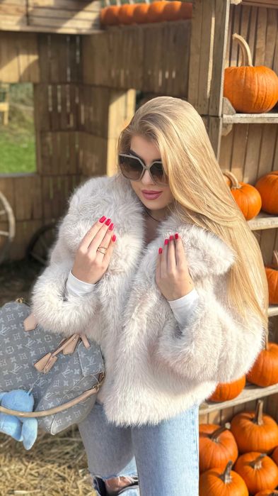 Białe futro z kołnierzem