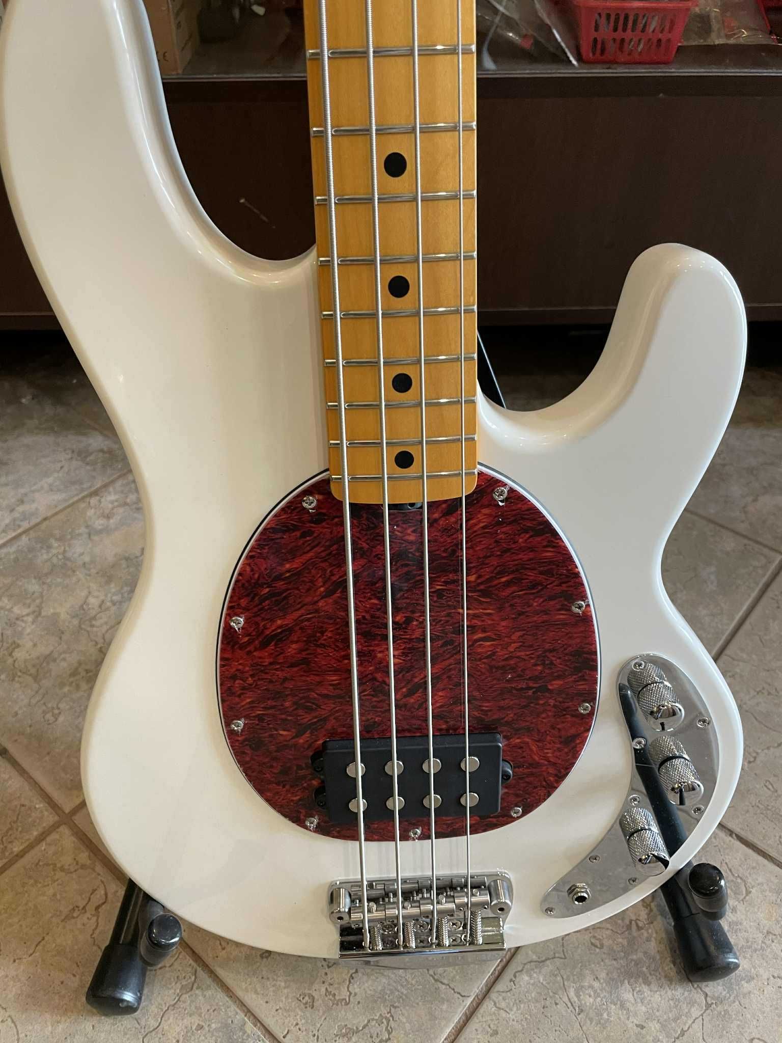 Gitara basowa Sterling RAY24 CA (OWH-M1)