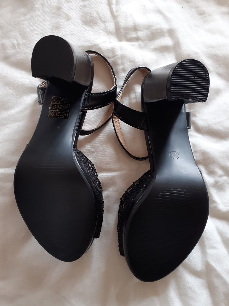 Sandálias pretas de tacão novas, com pérolas