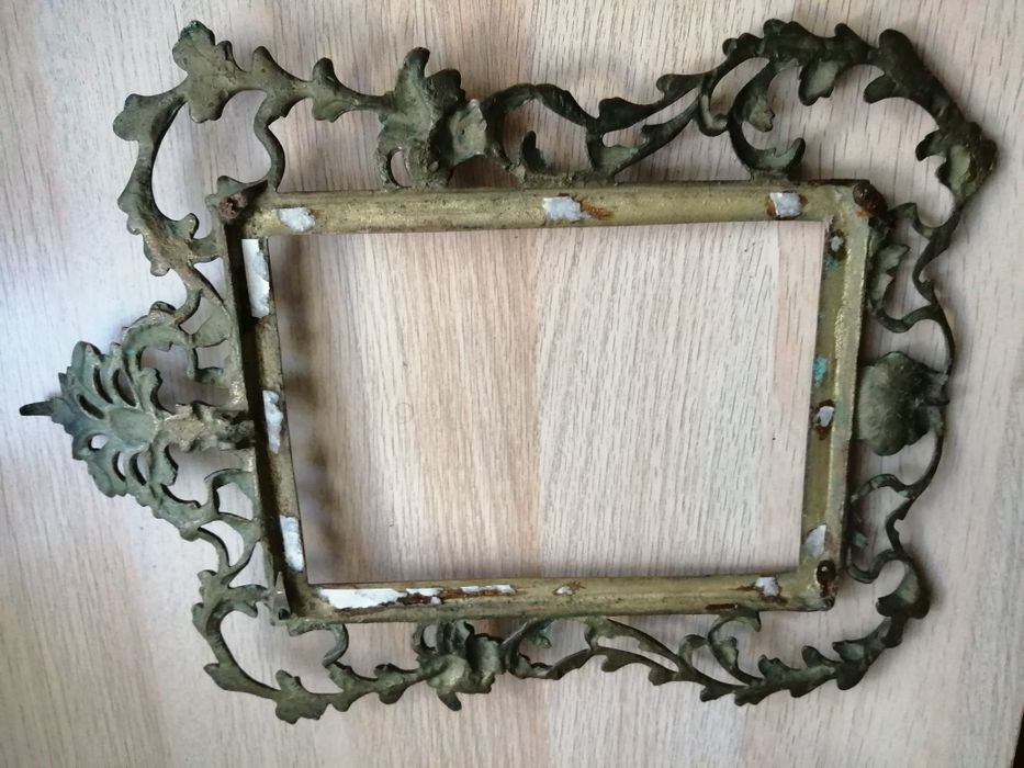 moldura em latão trabalhado muito antiga