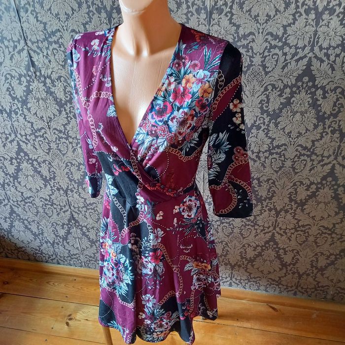 sukienka we wzory kolorowa w kwiaty