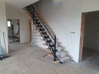 Schody drewniane na metalowej konstrukcji nowoczesne loft