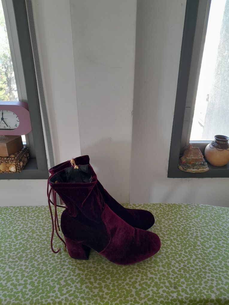 Vendo Botas de Senhora muito bonitas como novas