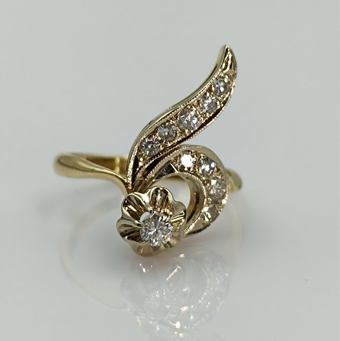 Советское золотое кольцо 750 пробы (1КЮ) с бриллиантами