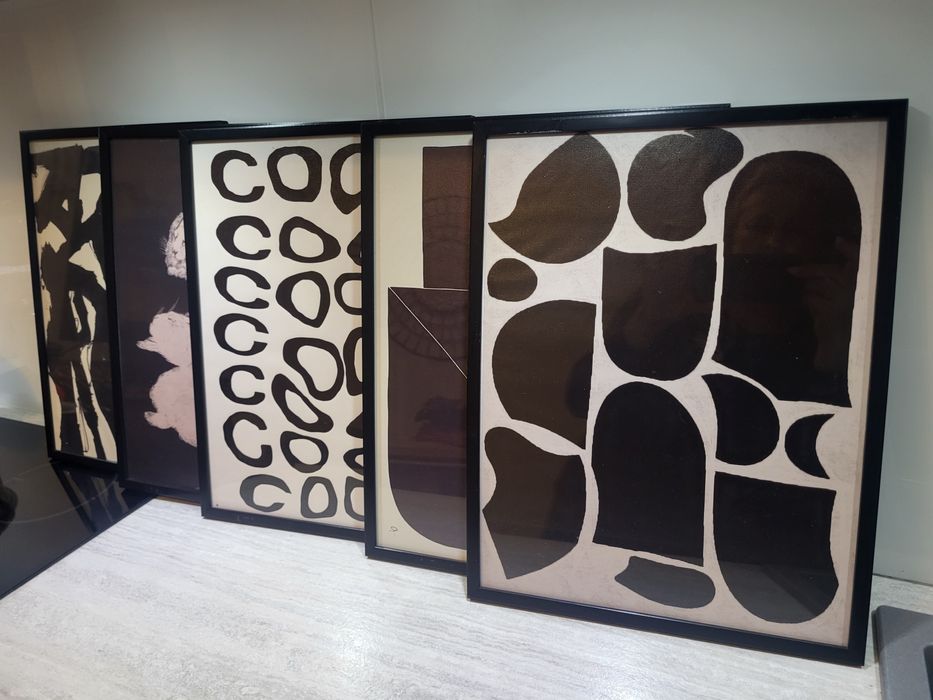 5 ramek z plakatami  czarno- biale