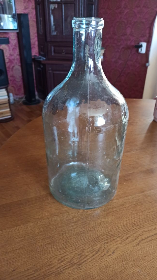 Скляний бутиль для вина минулих радянських часів