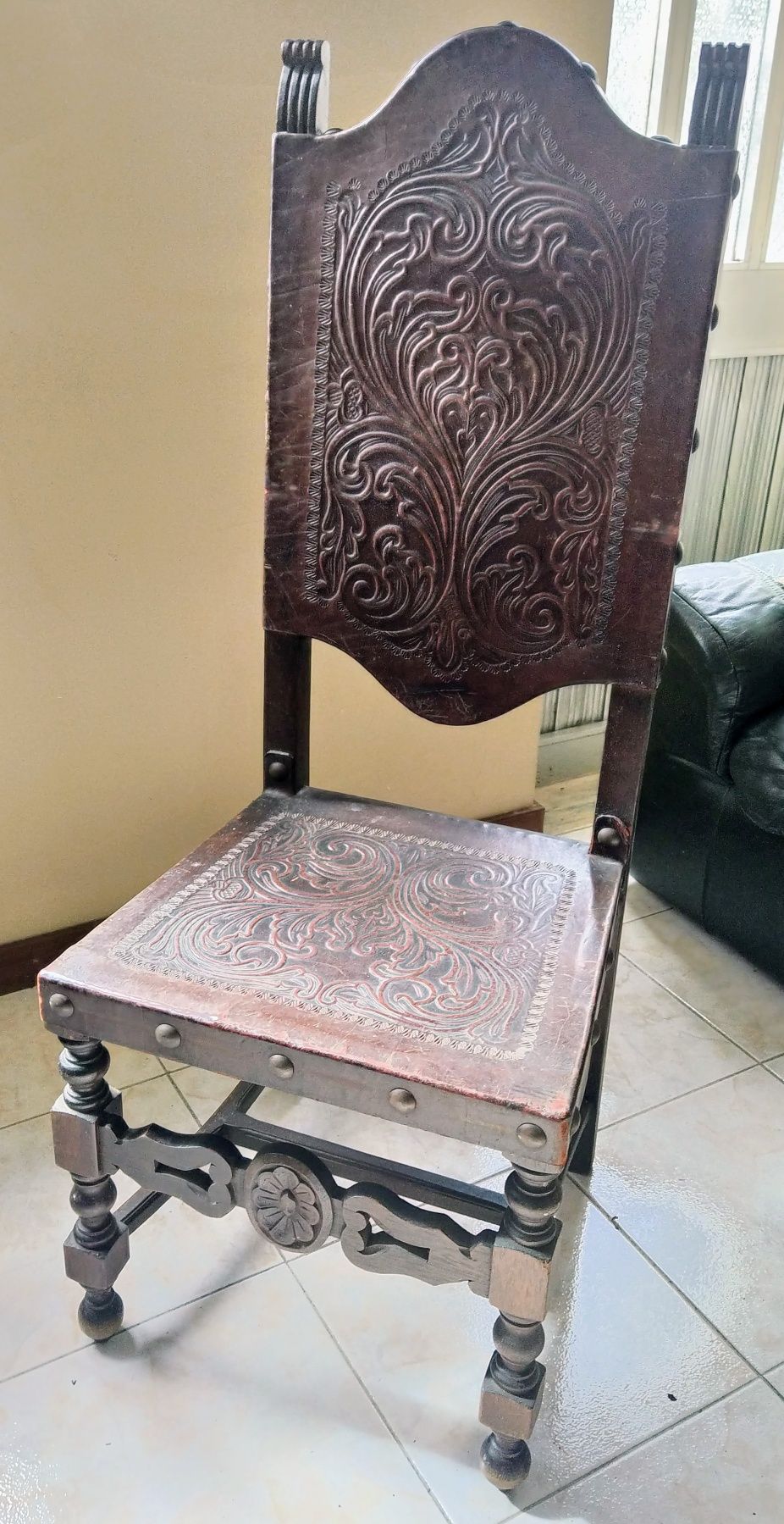 Mobilia de sala de jantar com mesa e cadeiras