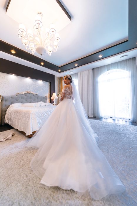 Весільна сукня зі шлейфом