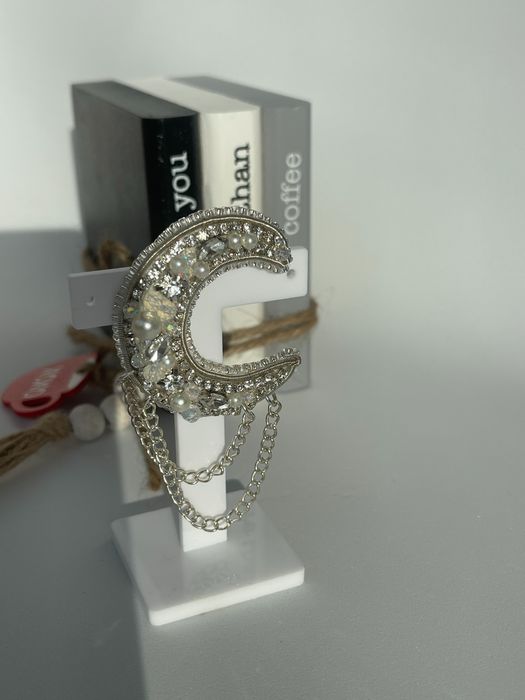 Брошка місяць з ланцюжками