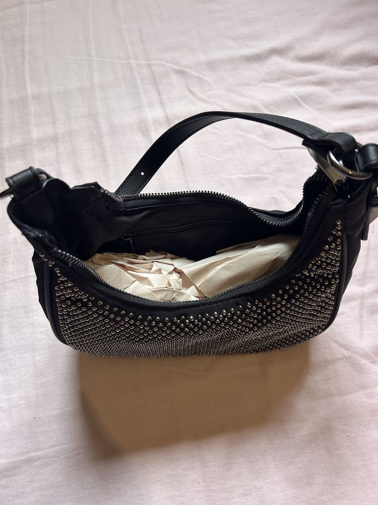 Bolsa preta Stradivarius c/ brilhantes.  Com etiqueta.