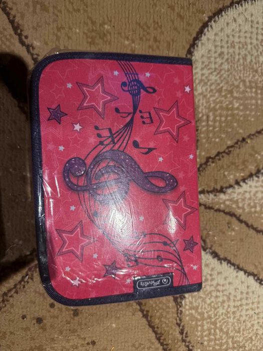 Piórnik czrno rózowy