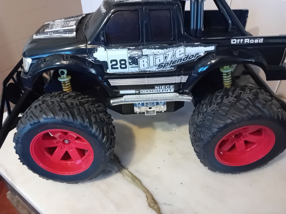 Conjunto de 2 Monster Trucks sem Comandos
