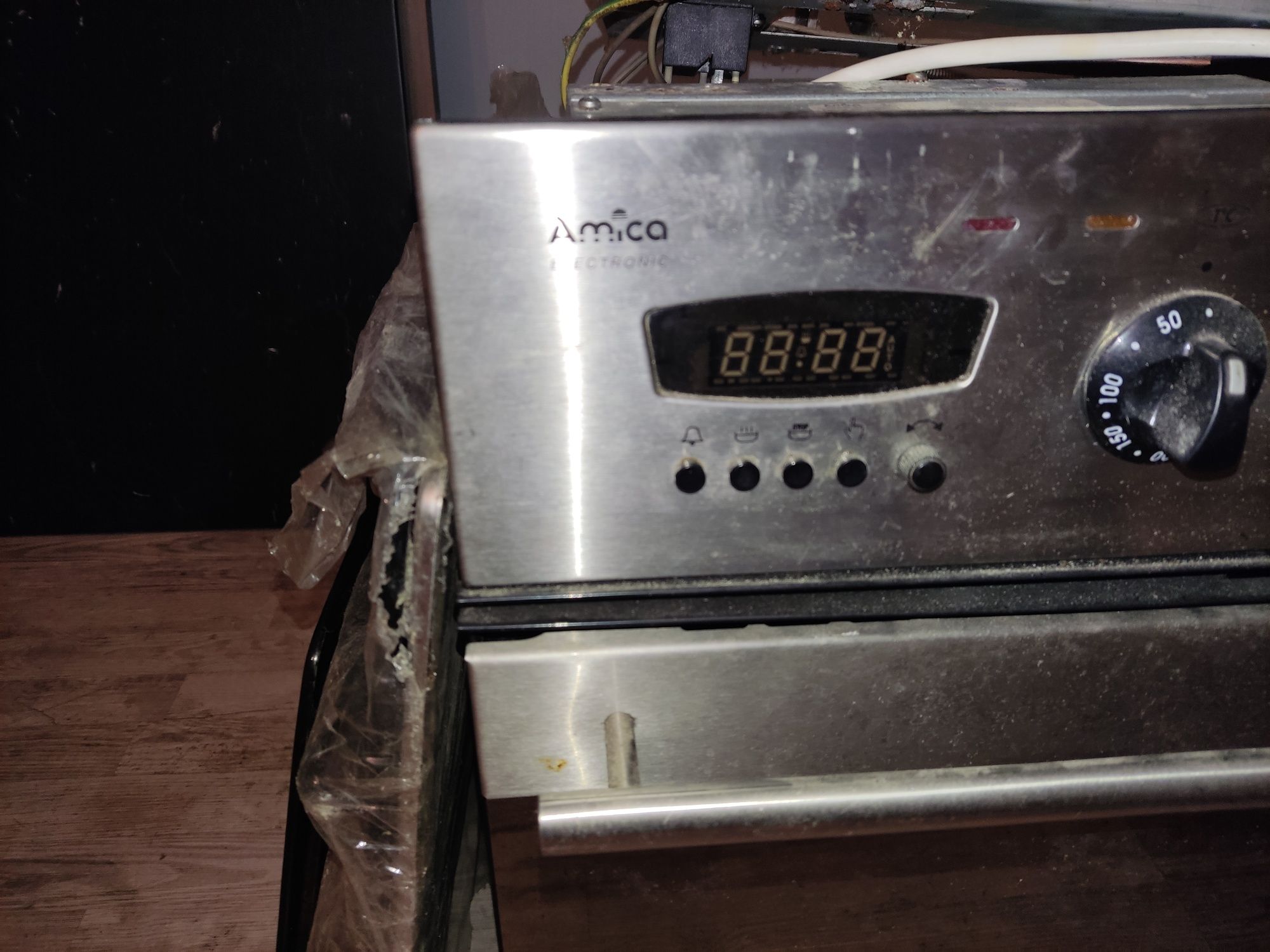 Kuchenka z piekarnikiem Amica srebrna model GH0100